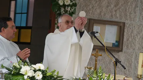 D. Bienvenido celebrando un 13 de mayo de 2009, en la capilla de Nuestra Señora de Fátima en O Casal, Salvaterra.