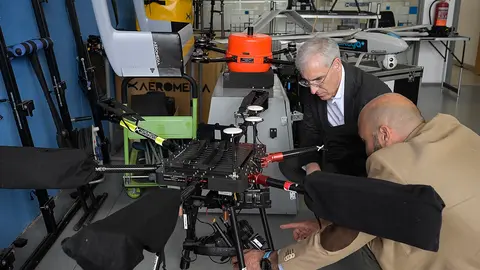 O vicepresidente primeiro e conselleiro de Economía, Industria e Innovación, Francisco Conde, visita a compañía Aeromedia.
