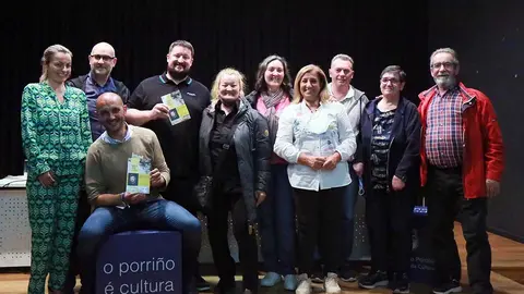 Edgar Costas estivo acompañado polo alcalde do Porriño, Alejandro Lorenzo, a escritora e secretaria do premio, Raquel Castro, e Francisco Castro, director xeral da Editorial Galaxia. .