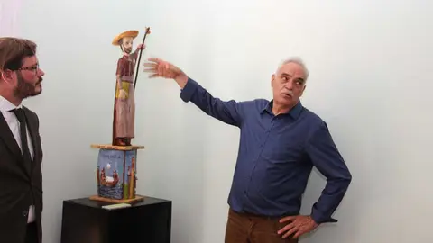 Velasco explica pormenores de su obra.