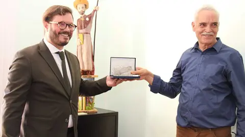 Velasco recibe de manos del alcalde de Ponte de Lima una placa por la donación de su obra al albergue de peregrinos.