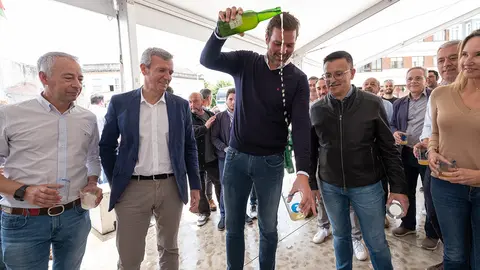 El presidente de la Xunta, Alfonso Rueda, acompañado del consejero de Medio Rural, José González, visita la IX Feria de la Sidra, na Estrada. ARCHIVO.