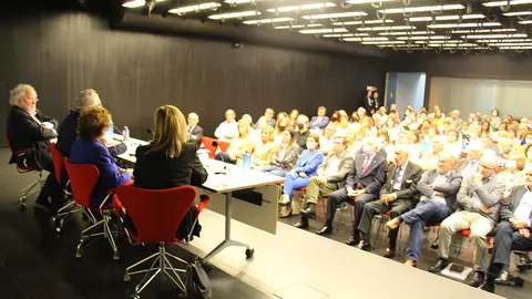La conferencia fue en la sede de la Fundación Barrié, en Vigo.