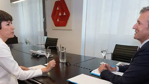 El titular del Gobierno gallego, Alfonso Rueda, se reúne con la portavoz nacional del BNG, Ana Pontón.