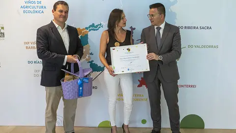 El conselleiro do Medio Rural, José González, acompañado polo director da Axencia Galega da Calidade Alimentaria, José Luis Cabarcos, hizo entrega de los diplomas a los catadores participantes en las catas oficiales de los vinos, aguardientes y licores tradicionais de Galicia.