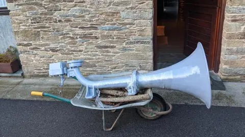 En Dislocación Berio Molina (A Fonsagrada, Lugo, 1979) propón un exercicio de toma de posesión do museo.