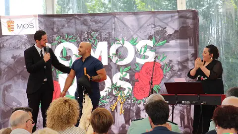 Solemne acto de presentación da letra do Himno Municipal, Alborada Camiño da Rosa, composta por Xulio Lorenzo. A devandita letra é autoría de Antonio Barros e Ialma, gañadores do concurso para escribila.