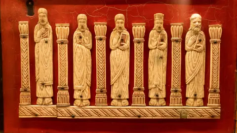 A mostra ofrece unha selección de cen pezas que narran un apaixonante e poliédrico relato sobre a orixe, historia e evolución de Santiago.