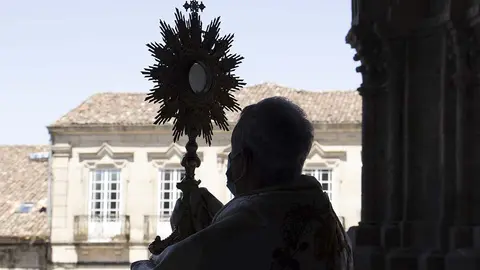El Santísimo Sacramento en la Custodia y en manos del Obispo para la bendición. ARCHIVO.