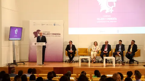 El vicepresidente primero y conselleiro de Economía, Industria e Innovación, Francisco Conde, intervino hoy en el II Simposio Mujer y Minería, organizado por el Colegio Oficial de Ingenieros Técnicos de Minas y Energía de Galicia y la Cámara Oficial Minera.