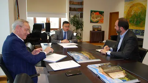 El conselleiro del Medio Rural y el director general de Ganadería, Agricultura e Industrias Agroalimentarias mantuvieron un encuentro con el presidente de esta entidad.