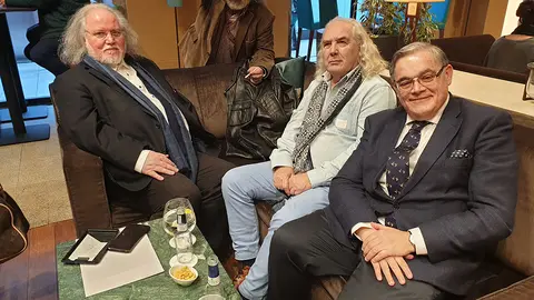 Alberto Barciela con los artistas Antón Pulido y José Ramón Barreiro. ARCHIVO.