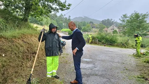 El alcalde, Alejandro Lorenzo,visitando a los trabajadores.