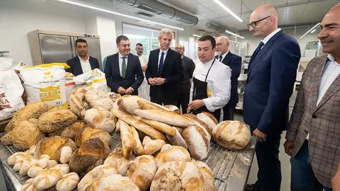 O titular do Goberno galego, Alfonso Rueda, acompañado polo conselleiro de Cultura, Educación, FP e Universidades, Román Rodríguez, visita o Centro Integrado de Formación Profesional Carlos Oroza, Pontevedra. ARQUIVO.