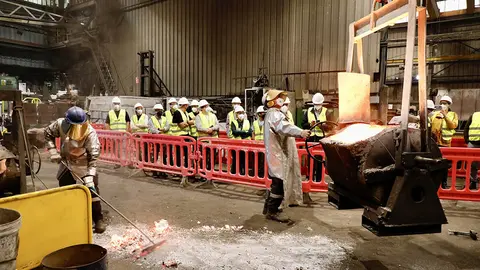 Investigadores procedentes de nueve países de Europa, África y Estados Unidos visitaron esta mañana las instalaciones de Funciones Rey y Rey Bronze Castings, donde se va a fabricar este novedoso producto.