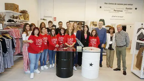 A conselleira de Promoción do Emprego e Igualdade, María Jesús Lorenzana, apoiou hoxe, coa súa visita á tenda de roupa Juan María by Lolola de Vigo, o emprego inclusivo, destacando a importancia, tal e como sinalou recentemente ante a UE,  de favorecer a través da colaboración pública e privada o tránsito do emprego protexido ao emprego ordinario.

 
Juan María by lolola é a división laboral do centro especial de emprego Juan María de Nigrán, centrado na industria da moda inclusiva, que co apoio da Xunta está a desenvolver desde o ano 2019 un programa de formación dual de emprego para persoas con discapacidade intelectual, ao que a Administración autonómica destinou nos últimos catro anos un total de tres millóns de euros, dos que máis de 460.000 euros investíronse no proxecto de Juan María by lolola. Trátase dunha iniciativa na que os dez participantes estanse a preparar en actividades auxiliares de comercio, ao tempo que contan cun contrato de traballo na tenda de roupa Juan María by lolola.

 
Segundo explicou Lorenzana, é un proxecto que naceu para ofrecer oportunidades laborais a persoas con discapacidade mediante o método “aprender facendo”, co que se combina formación cun emprego. A cualificación que reciben dálles opción a acadar un certificado de profesionalidade, de nivel A1. Trátase, polo tanto, de realizar proxectos baseados nun réxime de alternancia entre o emprego e a cualificación recibida no marco do sistema de formación profesional para o emprego. Dado o éxito do programa, a conselleira avanzou que neste 2022 convocará unha nova edición da actuación para facilitar o acceso das persoas con discapacidade ao mercado laboral ordinario.

 
En palabras da conselleira, o proxecto Juan María by lolola e outros destas características demostran que “se a calquera persoa se lle facilitan os apoios necesarios e se garante o principio de equidade na contorna da que forma parte, pode chegar a participar activamente no mercado laboral e na sociedade”. Precisamente, Lorenzana defendeu a pasada semana ante a UE, no Consello de Emprego, Política Social, Sanidade e Consumidores (Epsco), celebrado en Luxemburgo, que o emprego constitúe un dos medios máis importantes para asegurar a autonomía, o benestar e a plena participación das persoas con discapacidade e sinalou que a non incorporación deste colectivo ao mercado de traballo implica “unha perda inxustificada de talento humano”.

 
A conselleira tamén demandou en Europa que se incrementen progresivamente os apoios á formación e capacitación profesional, os incentivos á contratación e o nivel de sensibilización do tecido empresarial respecto das oportunidades que ofrece a diversidade de perfís.

 
Colaboración público-privada
Sinalou, ademais, a importancia de apostar pola colaboración público-privada para mudar os paradigmas e dar o salto definitivo da percepción do emprego protexido para as persoas con discapacidade ao emprego ordinario e, neste senso, indicou que é preciso poñer en marcha programas como o de formación dual para persoas con discapacidade intelectual nos que “a formación e emprego van da man”, subliñou.

 
Ao respecto, agradeceu o labor que desenvolve neste senso o centro especial de emprego Juan María de Nigrán  que no ano 2014 naceu para facilitar o acceso deste colectivo a un traballo digno.

 
A Administración autonómica vén traballando intensamente nos últimos anos para garantir unha verdadeira integración das persoas con discapacidade. Nesta tarefa é  fundamental, en palabras de Lorenzana, o labor despregado polos centros especiais de emprego aos que a Consellería de Promoción do Emprego e Igualdade destina 20 millóns de euros este ano (un 4% máis con respecto á anualidade anterior) para xerar e manter os seus postos de traballo. Trátase dun programa de axudas que forma parte do Plan Emprega Discapacidade e Exclusión Social que conta para 2022 cun orzamento de máis de 40 millóns de euros dirixidos exclusivamente á execución de políticas activas de emprego para estes colectivos prioritarios para o Goberno galego.