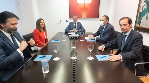 El presidente de la Xunta informó del acuerdo en una reunión que mantuvo con los presidentes de los Colegios de Farmacéuticos de Galicia coincidiendo con la entrada en vigor del decreto que regula el sistema personalizado de dosificación.