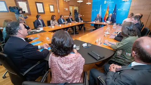 O titular do Goberno galego, Alfonso Rueda, acompañado polo vicepresidente primeiro e presidente de Economía, Industria e Innovación, Francisco Conde, mantén unha xuntanza co Consello de Administración de Ence. Edificio Administrativo de San Caetano, 27/06/22.