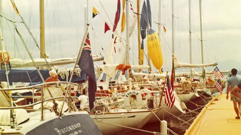 El Buccaneer, el Etoile y otros barcos tras su llegada a Baiona. ARCHIVO. TONY ROMÁN.