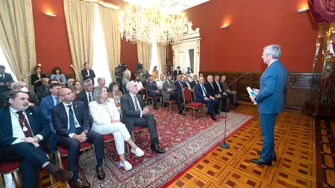 O presidente da Xunta, Alfonso Rueda, acompañado polo conselleiro de Facenda e Administración Pública, Miguel Corgos, participa na recepción conmemorativa do 20 aniversario da promulgación do Estatuto de Capitalidade de Santiago de Compostela, Santiago de Compostela.