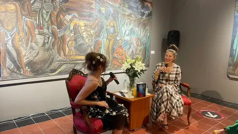 Silvia Rodríguez Coladas y directora de la Pinacoteca de Nuevo León, Elvira Lozano.de Todd