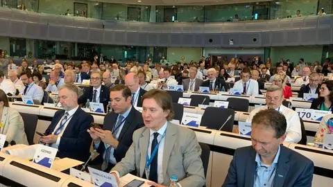 Como parte del paquete ‘Objetivo 55' con el que se pretende reducir las emisiones en la UE por lo menos en un 55% para 2030, la Comisión Europea propone reducir las emisiones de CO2 de los turismos y vehículos comerciales ligeros. Para 2035, todos los coches y furgonetas nuevos en la UE deberían ser vehículos de cero emisiones, lo que significa la eliminación gradual de los motores de combustión interna.