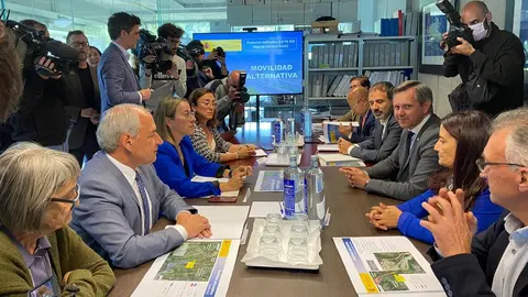 La conselleira de Infraestructuras y Movilidad, Ethel Vázquez, junto con la consejera de Movilidad y Transformación Digital de Castilla y León, María González; el delegado territorial de la Xunta en Lugo, Javier Arias; y el director de la Agencia Gallega de Infraestructuras, Francisco Menéndez; participó en la reunión convocada por el Ministerio de Transportes en relación al colapso del viaducto de la A-6.