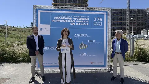 A conselleira de Medio Ambiente, Territorio e Vivenda, Ángeles Vázquez, acompañada do delegado territorial da Xunta na Coruña, Gonzalo Trenor, visita o barrio de Xuxán.