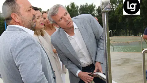 El presidente de la Xunta, Alfonso Rueda, la alcaldesa de Salvaterra, Marta Valcárcel, miran la temperatura del agua. ROBERTO LEDO.