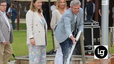 Rueda comprueba el agua de una de la pozas del Espacio Lúdico Termal de Salvaterra. ROBERTO LEDO.