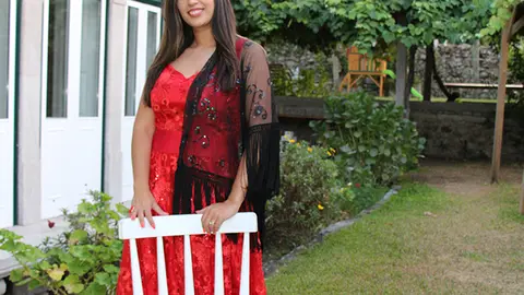 La fadista Juliana Duarte, fotografiada en agosto de 2018 en el jardín de Branco Made in Caminha. ROBERTO LEDO.