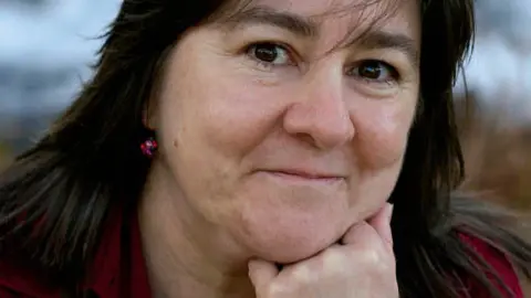 Sonia Melón achéganos á poesía coa súa ópera prima ‘Dende a Miña Xanela’.