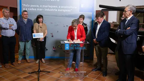 A conselleira do Mar, Rosa Quintana, acompañada polo director xeral de Pesca, Acuicultura e Innovación Tecnolóxica, Antonio Basanta, e por representantes dos distintos sectores do mar de Galicia, participa no acto de sinatura do Manifesto en defensa da pesca, o marisqueo, a acuicultura e a cadea mar-industria europeas. Na sala de Pesca do Museo do Pobo Galego.. Duse lectura pública do manifesto e procederase á súa sinatura.