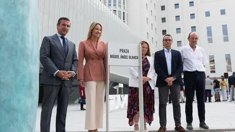 La delegada territorial de la Xunta en Vigo presidió el acto solemne de apertura del espacio público con el que se rinde homenaje al concejal de Ermua asesinado hace hoy 25 años por la banda terrorista ETA.