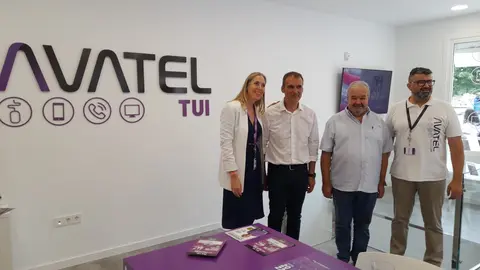 Representante de Avatel, el alcalde y empresarios de Tui.
