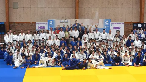 150 judokas de la Península concentrados en Marín.
