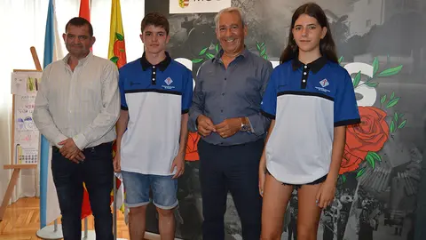 Noa e Xabier foron recibidos no Concello.