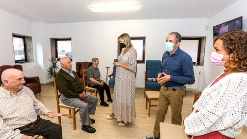 La conselleira de Política Social y Juventud, Fabiola García, visitó hoy las dos instalaciones de este tipo que hay en el municipio coruñés de Tordoia.