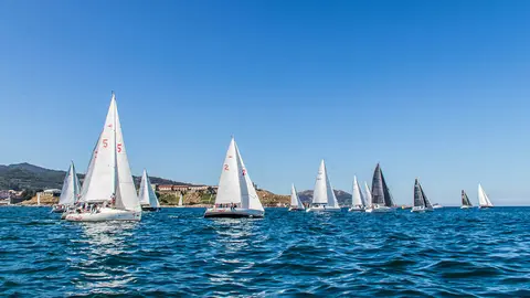 La primera costera del Trofeo Erizana salió de la bahía de Baiona. © ROSANA CALVO.