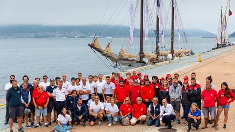 Marta Fernández Tapias entrega las compostelas a los patrones de los barcos de la Iacobus Maris tras finalizar la Ruta Xacobea.