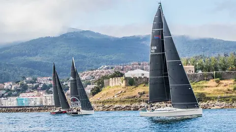 El Magical del Real Club Náutico de Vigo en cabeza de la flota. © ROSANA CALVO.