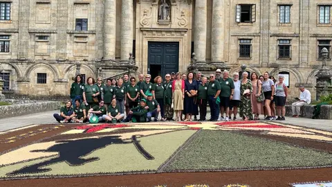 Alfombrista ponteareanos con la directora de Turismo de Galicia, Mari Nava Castro.