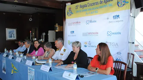 Mesa presentación regata , de izquierda a derecha, 
presidente en funciones de la Real Federación Gallega de Vela, Manuel Villaverde Fernández; presidente de la Autoridad Portuaria de Marín y Ría de Pontevedra, José Benito Suárez Costa; alcaldesa de Marín, María Ramallo; presidenta del Club, Mª del Carmen de la Puente; Comandante-Director de la Escuela Naval Militar, capitán de navío Pedro Cardona Suanzes; diputada provincial de Cohesión Social, Olga María García Ballesteros y la comodora del Club, Celina Torrado,