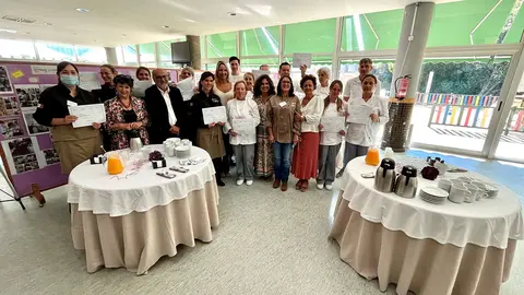 La delegada territorial de la Xunta entregó los diplomas de esta iniciativa laboral en la que 20 vigueses recibieron formación en las especialidades de cocina y servicio de restauración.