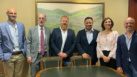 La conselleira Ángeles Vázquez y los representantes de las empresas.