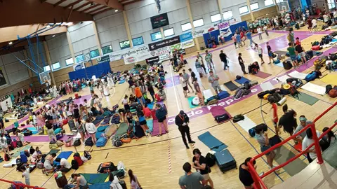 Os mozos que participan na Peregrinación Europea de Jóvenes (PEJ) que reunirá en Compostela a 11.000 mozos e mozas de toda Europa esta semana, pasaron a noite no polideportivo do Porriño.