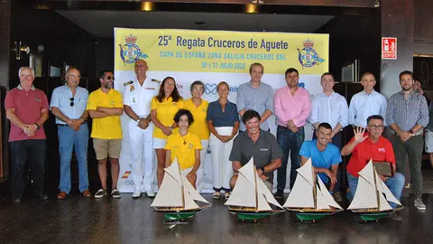 Los cuatro vencedores de Clase con las autoridades.