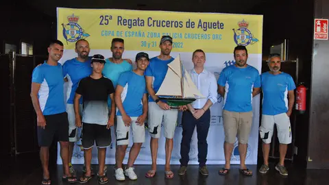 Orion, vencedor de la Clase Concello de Marin Regata con el concejal Antonio Traba ..