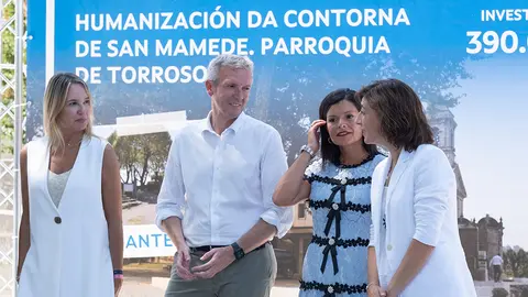 O presidente da Xunta, Alfonso Rueda, acompañado da conselleira de Medio Ambiente, Territorio e Vivenda, Ángeles Vázquez, inaugura as obras de humanización na contorna da igrexa de San Mamede de Torroso realizadas ao abeiro do Plan Hurbe. Mos, 01/08/22.
