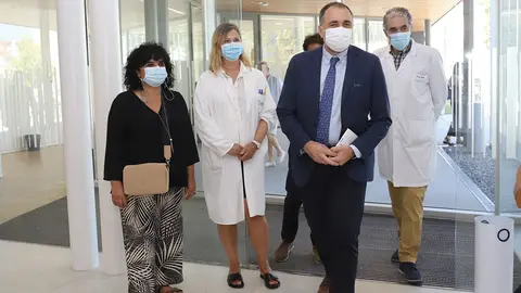 El conselleiro de Sanidad, Julio García Comesaña, visitó hoy el centro de salud de A Estrada, tras recibir el premio al mejor equipo de enfermería de España por parte del Consejo General de Enfermería.
